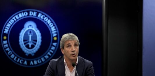 La diputada peronista, Victoria Tolosa Paz, presentó una denuncia penal contra el ministro de Economía, Luis Caputo, por los fondos de las rutas nacionales.