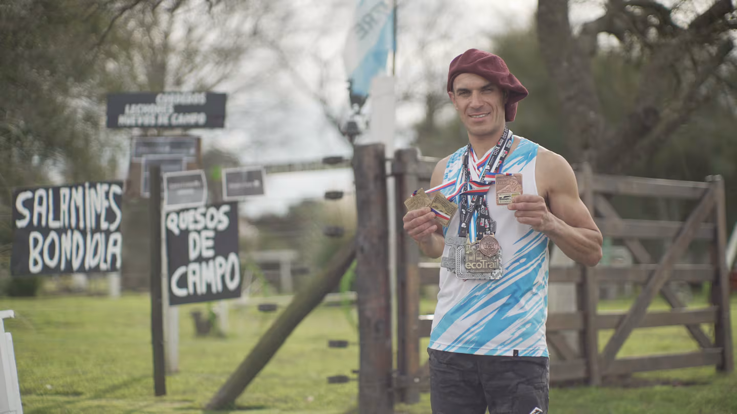 Alegre recibió el apodo de "Gaucho Runner" por competir con boina, bombacha y alpargatas, indumentaria que convirtió en parte de su identidad deportiva.
