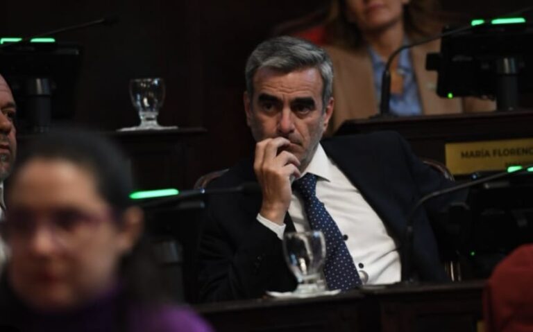 De Urraza pidió que se abra el debate en comisiones sobre la creación de una Legislatura unicameral.