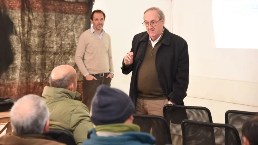El jefe comunal se reunió con vecinos para explicar el plan hídrico y el motivo para solicitar un crédito de $4.000 millones al Banco Provincia. 
