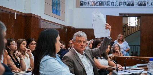 El concejal Gustavo Pulti salió con los tapones de punta a cruzar al intendente de Mar del Plata en uso de licencia, Guillermo Montenegro.