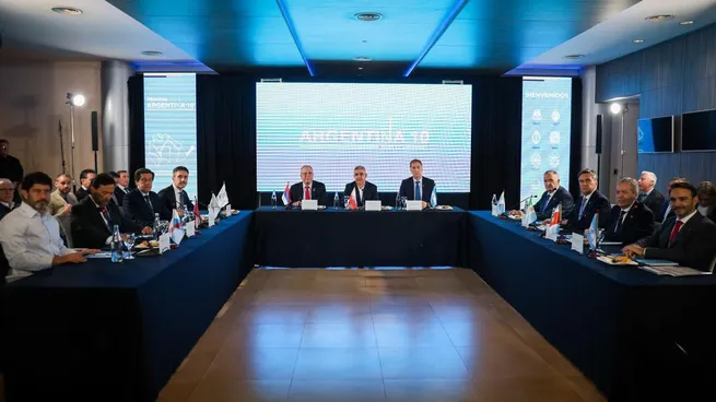 Gobernadores del norte activan una cumbre para presionar por Zona Cálida a Milei Gobernadores del norte buscan concretar una cumbre en CABA para sellar con el Ejecutivo nacional un régimen de tarifas diferenciadas a la electricidad a cambio de Zona Fría.