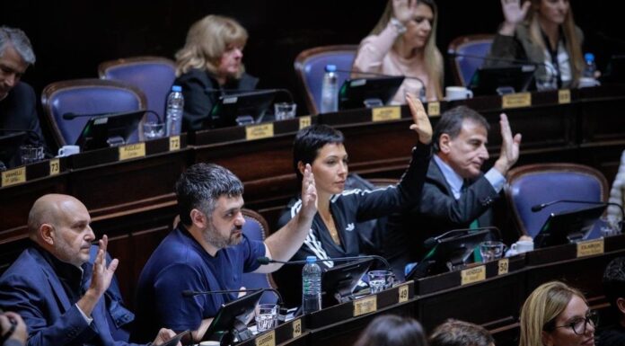 De los dos lados del mostrador: los 9 intendentes que podrían votar las reelecciones indefinidas En la Legislatura bonaerense, hay 9 intendentes infiltrados que, pese al conflicto de intereses, podrán posicionarse a favor o en contra de las reelecciones indefinidas.