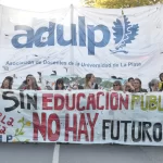 Docentes inician una nueva semana de protestas por la Ley de Financiamiento Universitario Docentes, no docentes y estudiantes comienzan una nueva semana de protestas y banderazos en defensa de la Ley de Financiamiento Universitario.