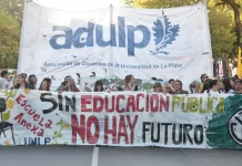 Docentes inician una nueva semana de protestas por la Ley de Financiamiento Universitario Docentes, no docentes y estudiantes comienzan una nueva semana de protestas y banderazos en defensa de la Ley de Financiamiento Universitario.