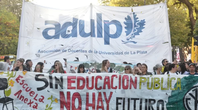 Docentes inician una nueva semana de protestas por la Ley de Financiamiento Universitario Docentes, no docentes y estudiantes comienzan una nueva semana de protestas y banderazos en defensa de la Ley de Financiamiento Universitario.