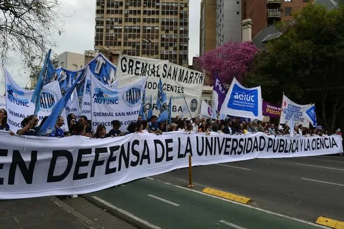 Docentes, no docentes y estudiantes salen a la calle una vez más a reclamar la aplicación de la Ley de Financiamiento Universitario. 