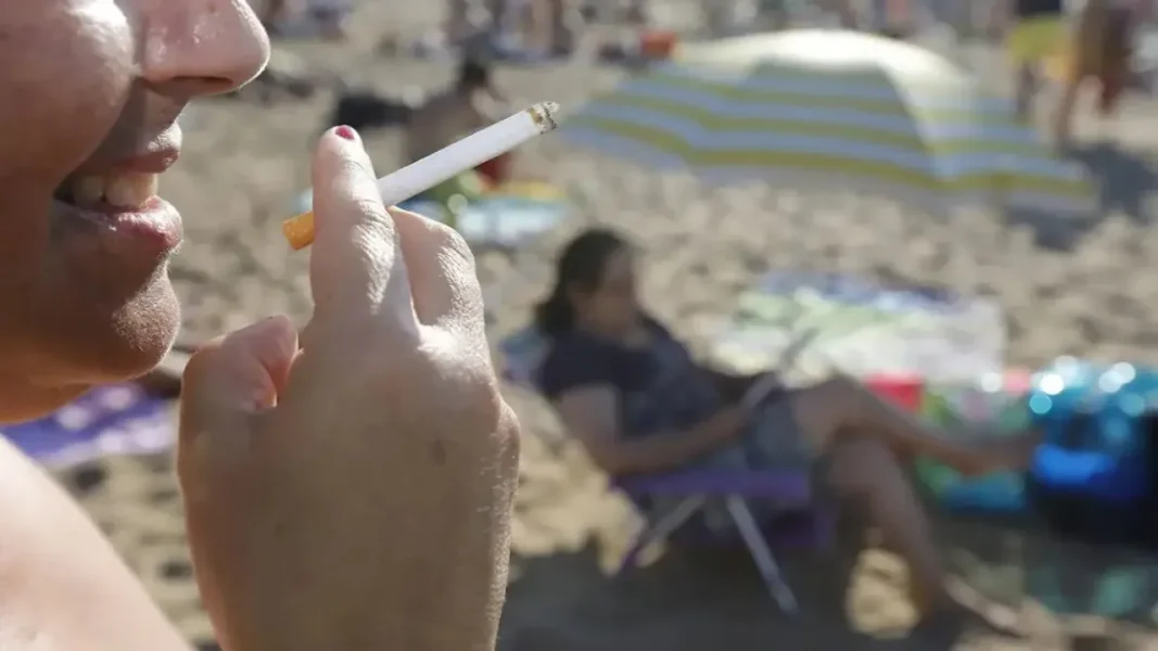 El oficialista Juan Malpelli busca extender las playas libres de humo a toda la provincia, con sectores para fumadores y multas económicas.