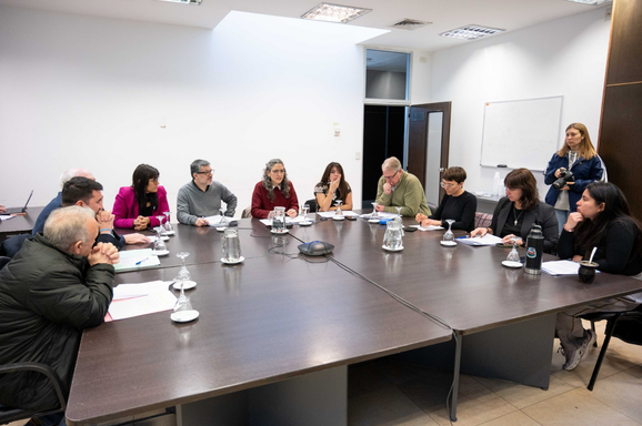 Diputados despachó una ley para proteger a familias endeudadas que generó rechazo en la oposición La comisión de Reforma Política de Diputados aprobó por mayoría un proyecto destinado a instituir instancias de negociaciones previo a una ejecución hipotecaria.