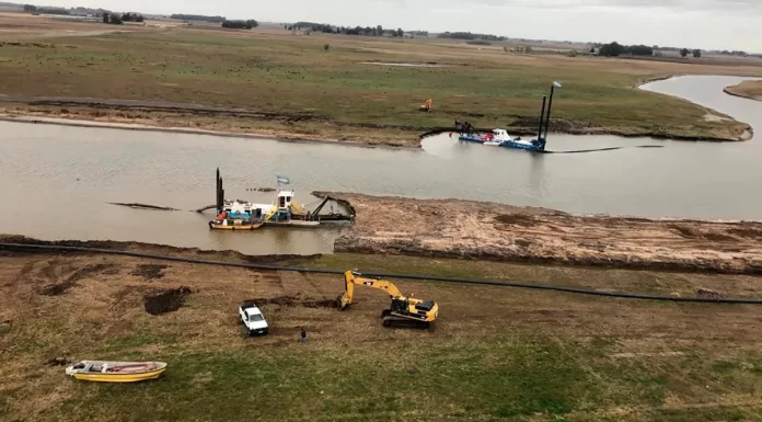La Provincia aprobó un régimen especial para regularizar las obras hidráulicas ilegales en el Río Salado El Gobierno de la Provincia aprobó un régimen especial para regularizar las obras hidráulicas ejecutadas sin autorización en el Río Salado.