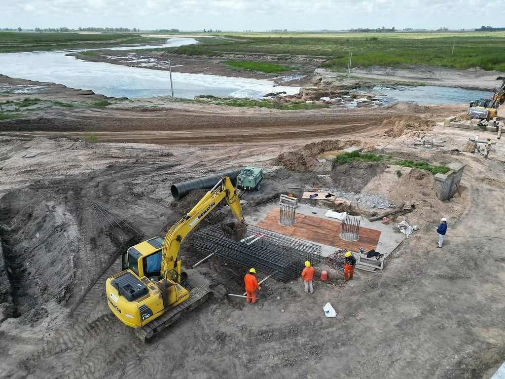 La Provincia busca regularizar las obras ilegales del Río Salado que en la actualidad ayudan a drenar el agua. 