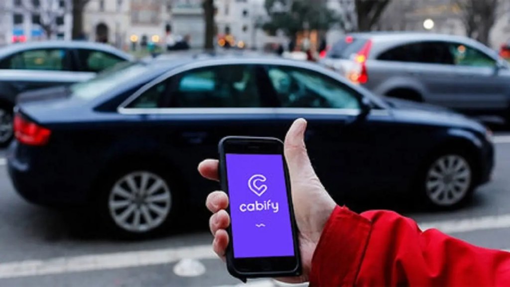 Conductores de aplicaciones de transporte piden que la ley obligue a las empresas a aumentar las tarifas. 