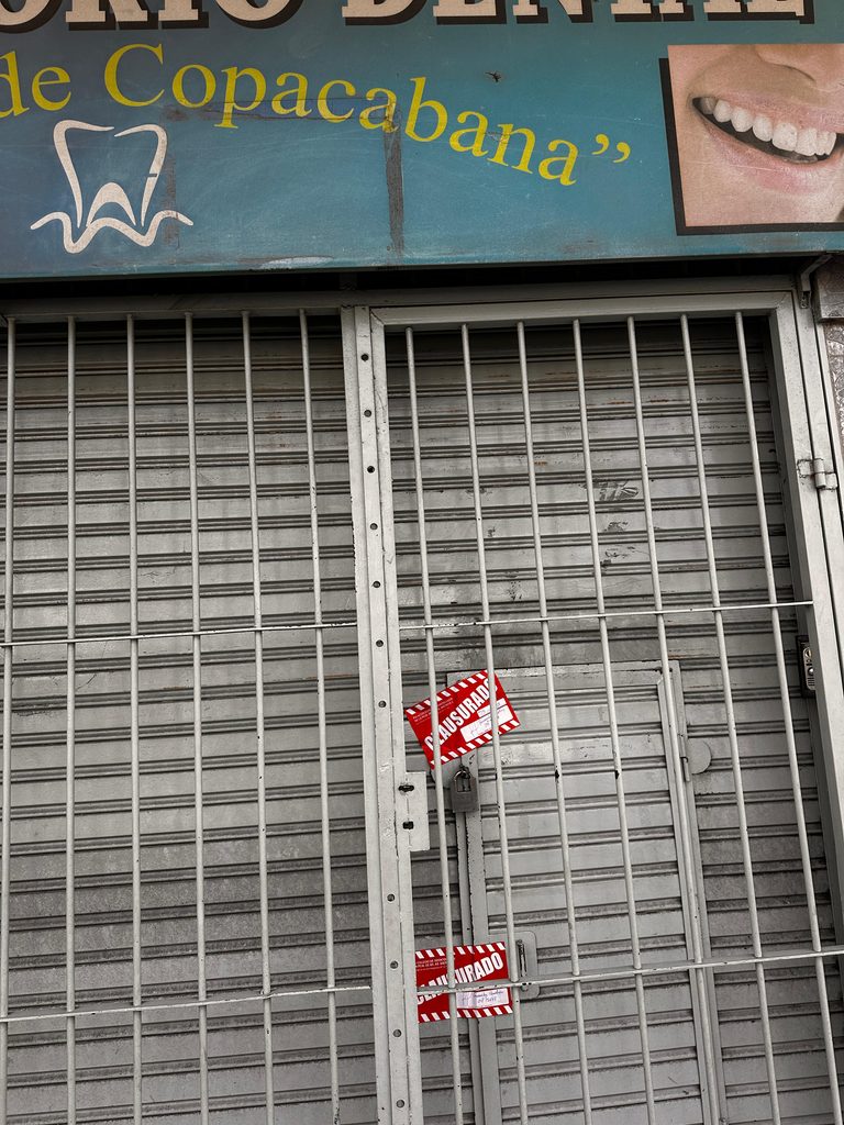 Distintos consultorios atendidos por falsos profesionales fueron clausurados en el AMBA. 