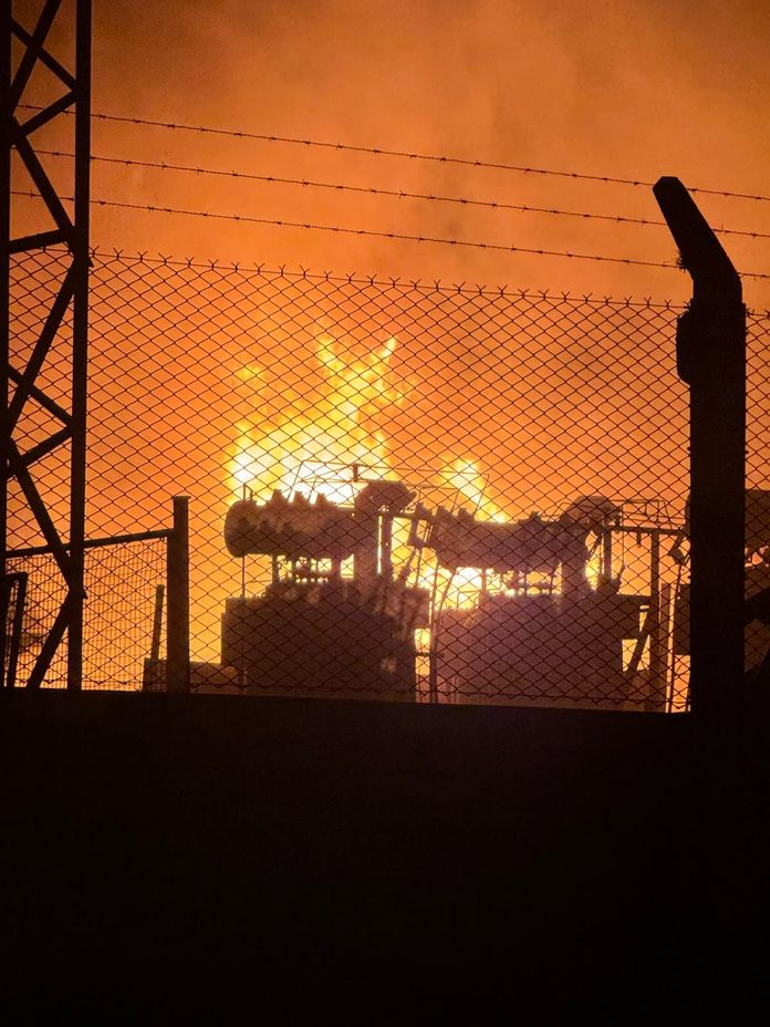 Apagón en La Plata: el incendio registrado en la Estación Transformadora Tolosa dejó sin luz a miles de vecinos del Casco Urbano y localidades cercanas.