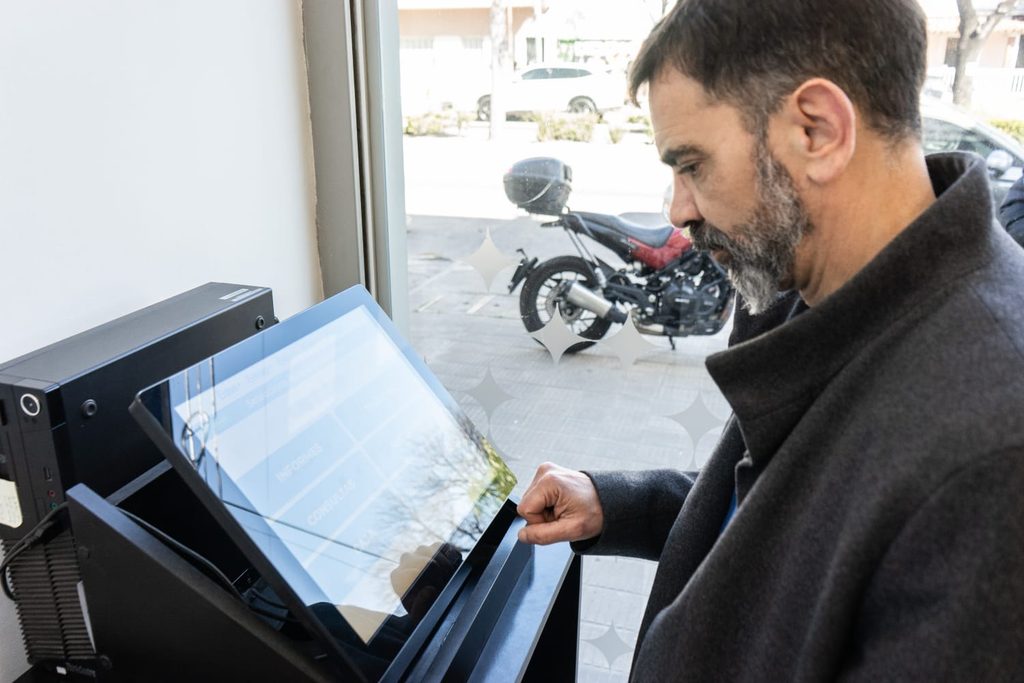 El vicepresidente de la Cámara de Diputados, Juan Osaba, se presentó en las oficinas céntricas de la Edelap para pedir informes sobre los usuarios de La Plata que continúan afectados.