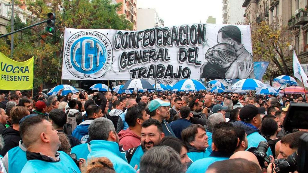 La CGT y las dos CTA marchan este jueves junto con organizaciones sociales al Ministerio de Economía por el endeudamiento familiar.