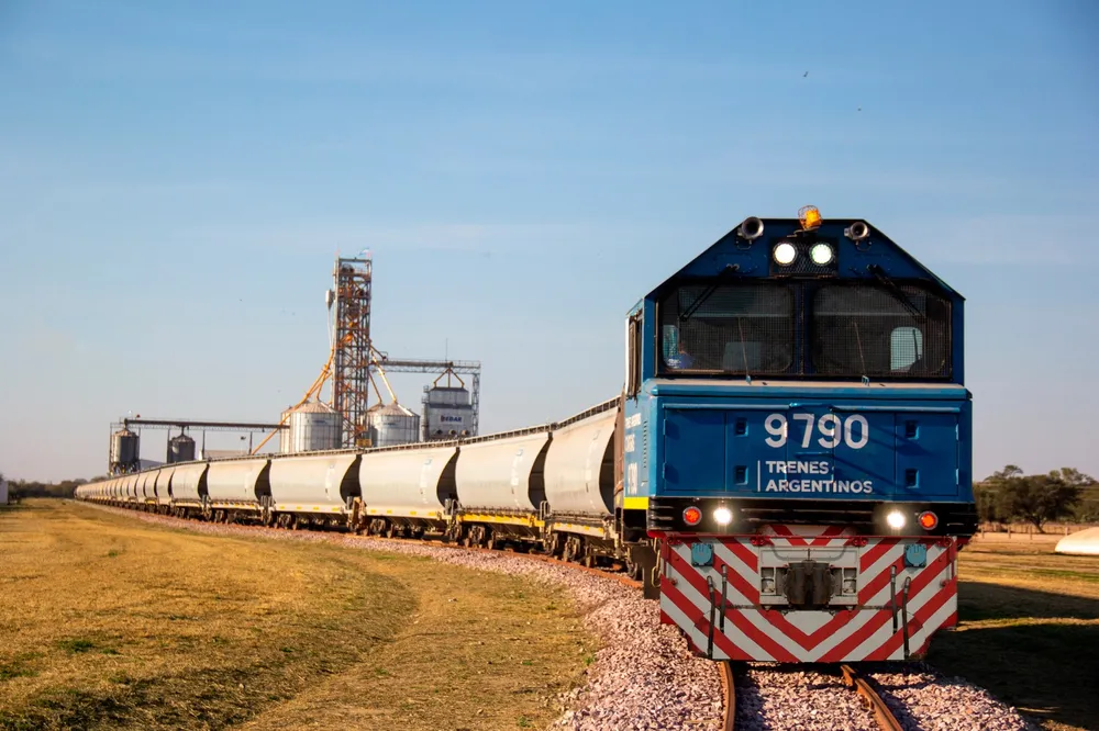 El Gobierno abrió la licitación para privatizar las líneas ferroviarias Belgrano Cargas, San Martín y Urquiza por 50 años.