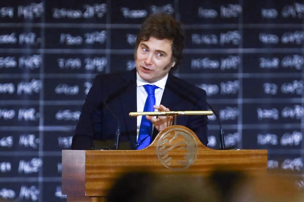 El oficialista Fernando Coronel objetó la tabla que utilizó Milei para destacar su gestión y advirtió que no refleja el desempeño económico completo.
