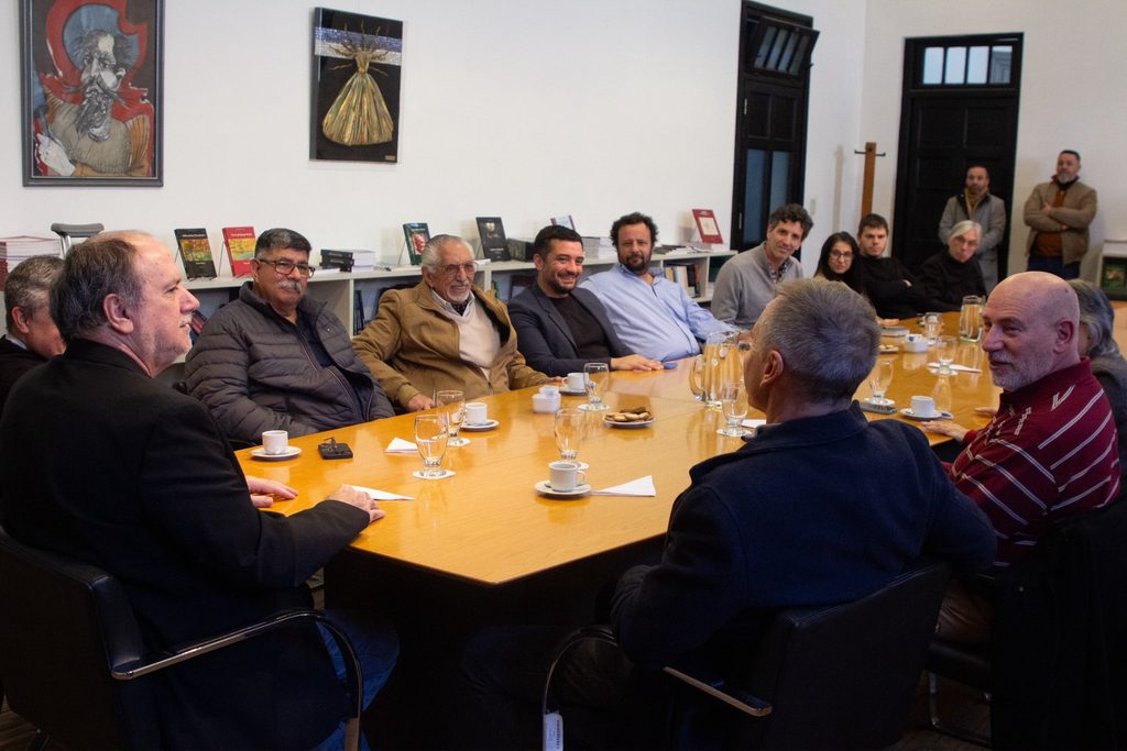 Como anfitrión del debate académico, Balladares puso el foco en la informalidad, el pluriempleo, la precarización y el endeudamiento de las familias bonaerenses.