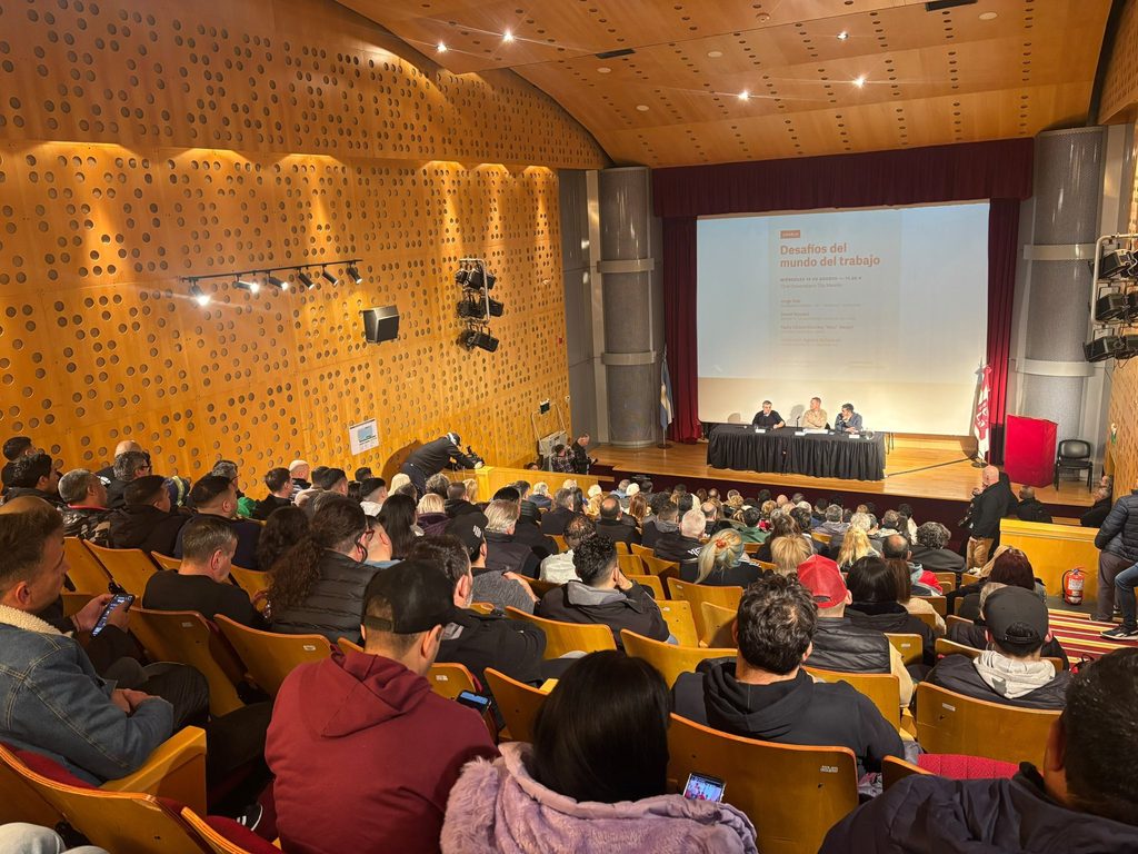 La jornada en la UNLa reunió a referentes de la CGT, la universidad pública, la Iglesia y la política para debatir el futuro del trabajo.