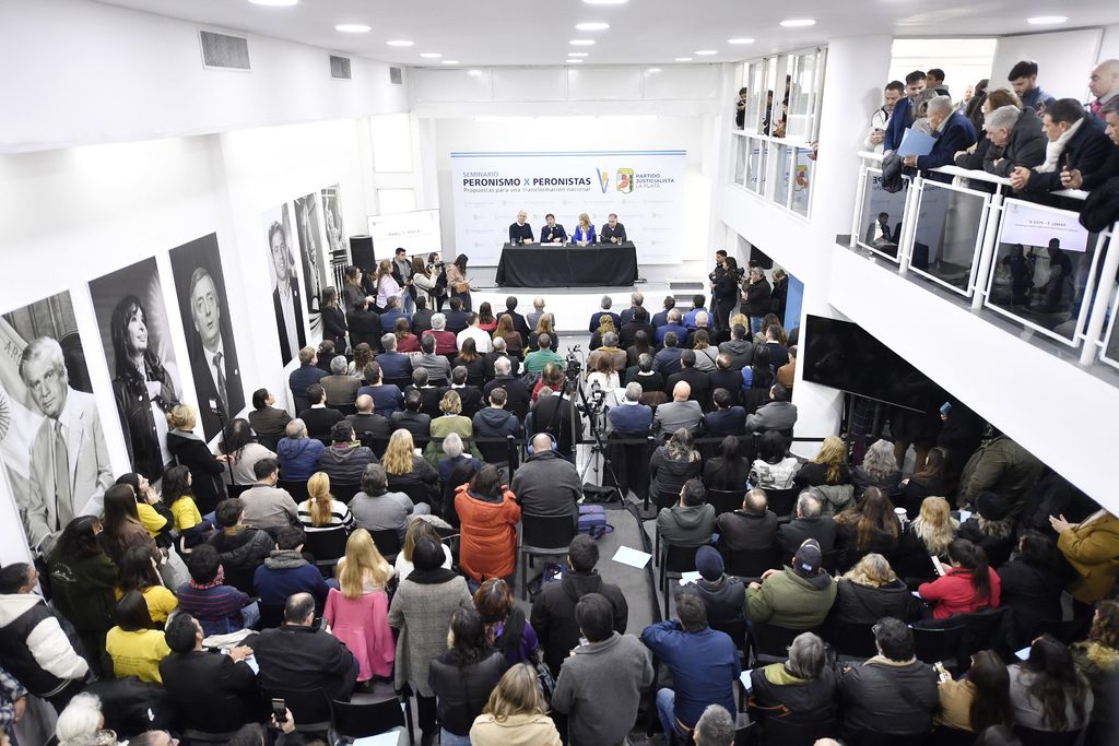 Kicillof encabezó el seminario “Peronismo x Peronistas” en La Plata, donde reunió a referentes de distintas provincias para debatir el futuro del PJ