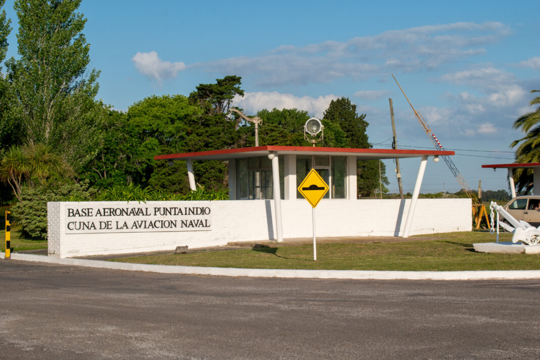 El intendente de Punta Indio, David Angueira, pidió una reunión urgente con Carlos Presti para evitar el cierre de la Base Aeronaval que opera en el municipio.