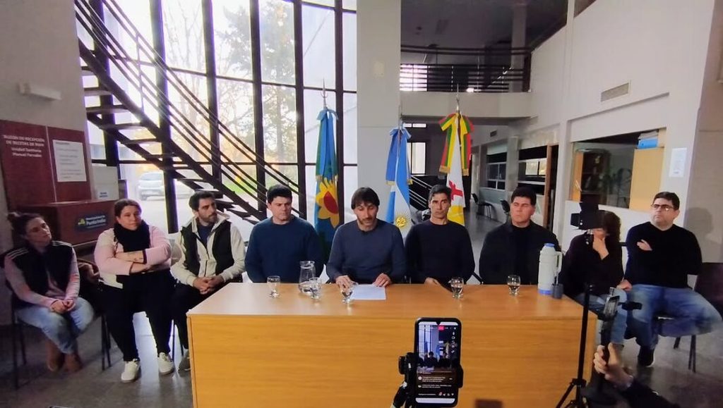 El intendente de Punta Indio convocó una reunión con sindicatos, partidos políticos y funcionarios de la Provincia para conformar una mesa de trabajo que evite el cierre de la Base Aeronaval. 