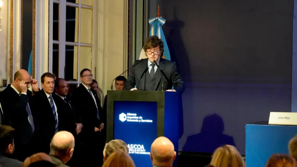 Javier Milei volvió a cuestionar la IVE y vinculó el aborto legal con la caída de la natalidad durante su discurso ante el Council of the Americas.