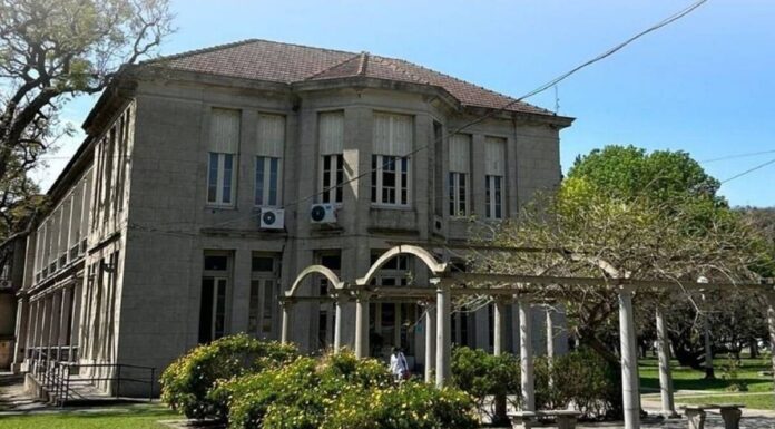 La Libertad Avanza presiona a Kreplak por presuntas guardias fantasmas en el hospital El Dique El senador de LLA, Carlos Curestis, le pidió a Nicolás Kreplak los detalles sobre las guardias y los reemplazos en el hospital El Dique de Ensenada.