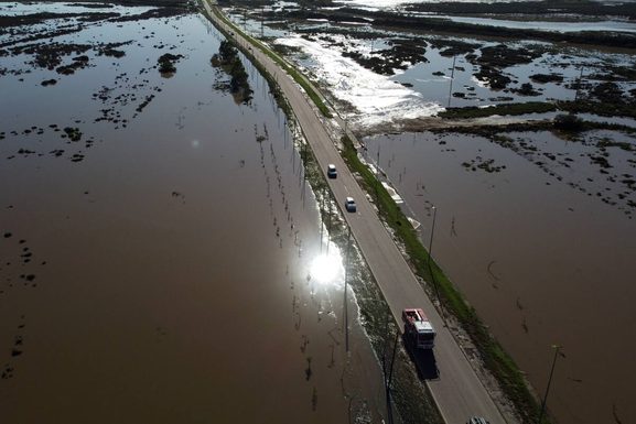 Piden la quita del Inmobiliario Rural para los damnificados por la inundación de Bahía Blanca La dialoguista Silvana Ventura impulsa una condonación del Impuesto Inmobiliario Rural para los damnificados por la inundación de Bahía Blanca.