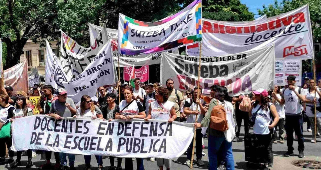 Docentes bonaerenses de SUTEBA Multicolor convocaron un paro y una movilización para reclamarle a Axel Kicillof la reapertura de las paritarias.
