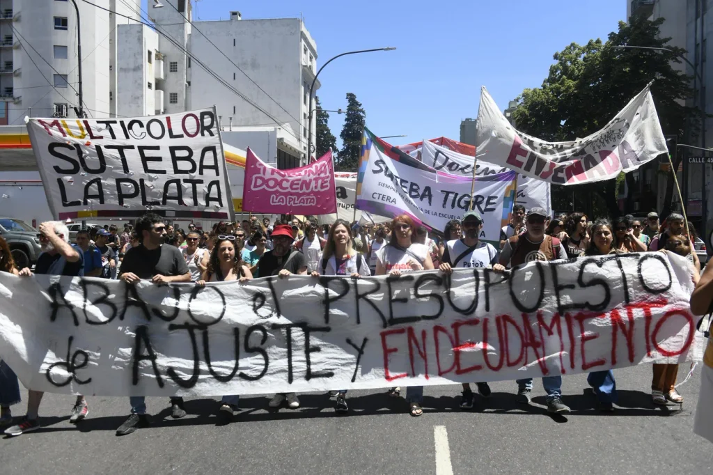 Docentes bonaerenses marchan en La Plata para pedir la reapertura de las paritarias. 