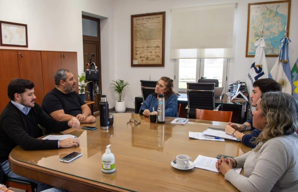 Promoción de la industria naval: el diputado Juan Malpeli presentó su iniciativa a la titular del Consorcio del Puerto La Plata, Susana González.