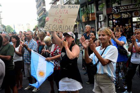 Mar del Plata: vecinos encabezan una nueva marcha para protestar contra la inseguridad Vecinos autoconvocados de Mar del Plata encabezan este sábado una nueva marcha en más de 20 puntos de la ciudad para protestar contra la inseguridad.