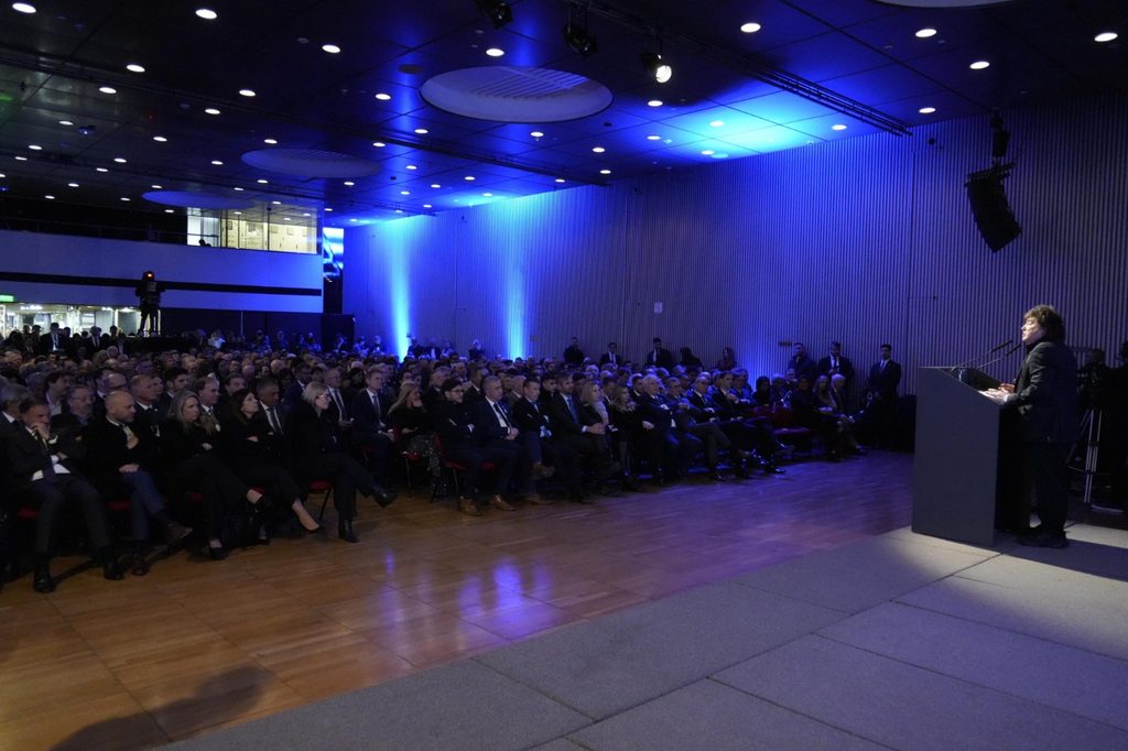 En la Bolsa de Comercio de Rosario, Milei disertó sobre la evolución del crédito y la morosidad. Además, cuestionó las propuestas de intervención sobre el mercado.