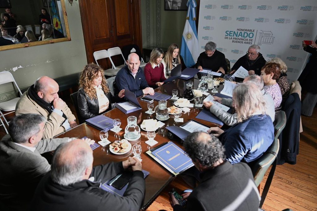 El encuentro en el Senado bonaerense reunió a referentes de comercios de La Plata con más de 65 años de trayectoria.