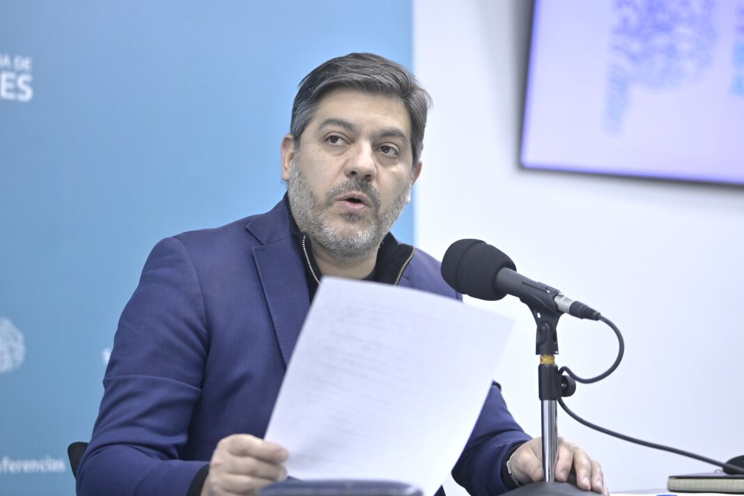 Carlos Bianco anunció la preparación de la Provincia para el Superniño y cruzó a Javier Milei por relativizar el endeudamiento familiar.