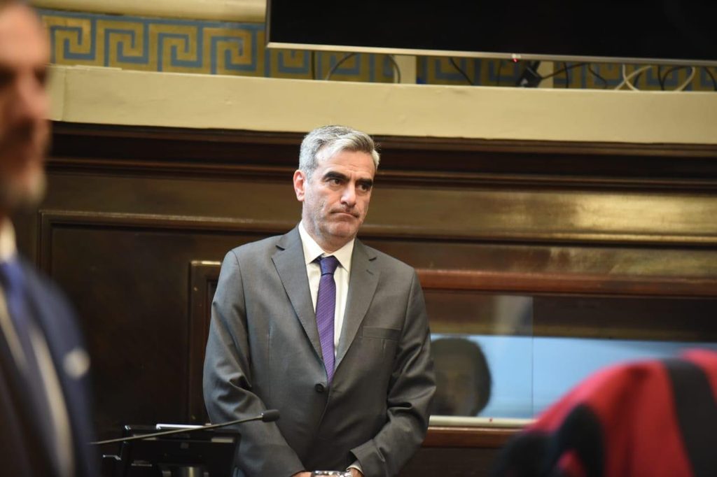 El senador libertario Matías De Urraza advirtió por una eventual pérdida sostenida de personal capacitado dentro de la fuerza provincial.