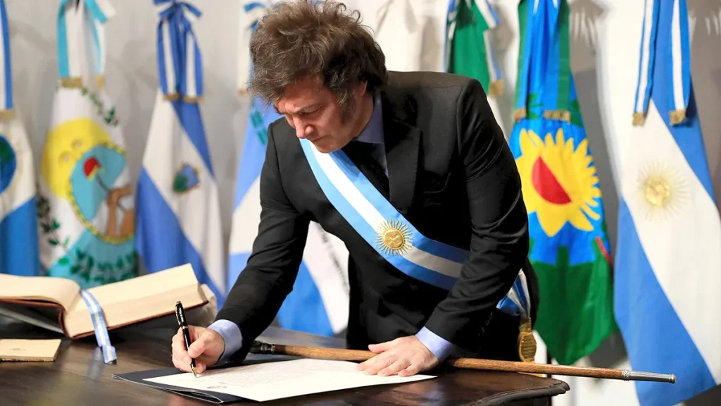 El DNU 736/2026 flexibiliza las condiciones para otorgar créditos en dólares a empresas que no generan ingresos en esa moneda.