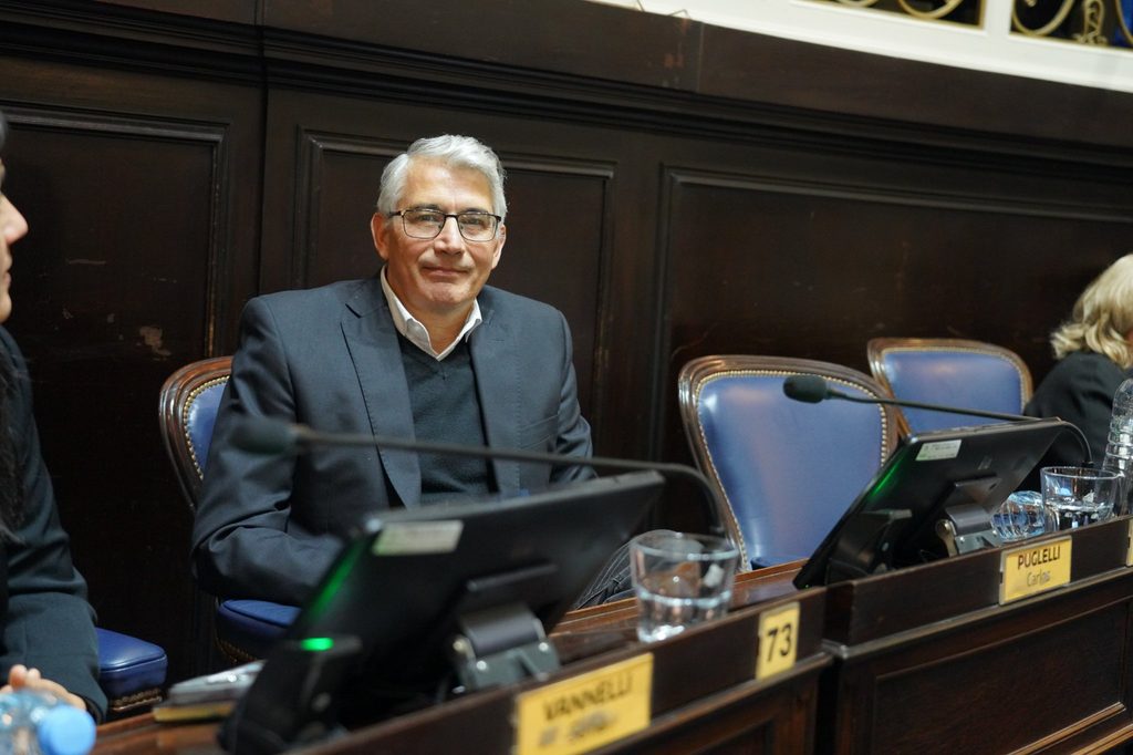 El diputado Carlos Puglelli instó al Gobierno nacional a reanudar los trabajos comprometidos en la finalización del Polideportivo en el barrio de Solís.