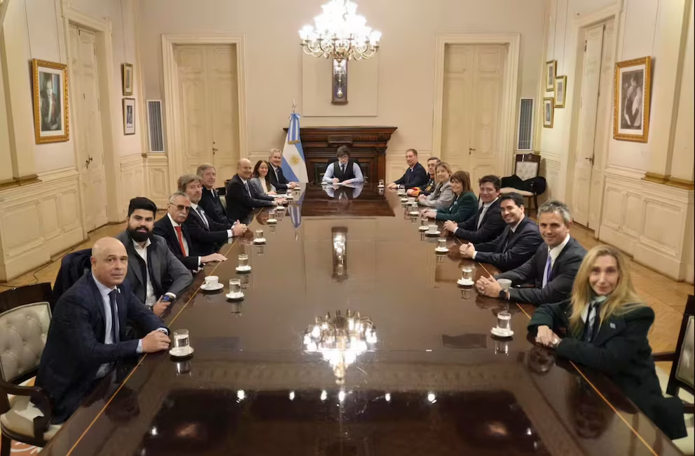 Tras más de 20 días de inactividad, el presidente Javier Milei encabezó este lunes una nueva reunión de la mesa política en Casa Rosada para diagramar la estrategia legislativa.