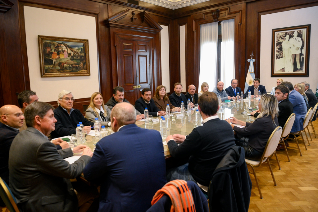 El gobernador bonaerense, Axel Kicillof, y el titular del Banco Provincia, Juan Cuattromo, este lunes, firmaron convenios con municipios para la compra de bienes de capital.