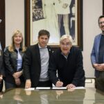 Kicillof firmó convenios con más de 18 municipios para la compra de maquinarias El gobernador bonaerense, Axel Kicillof, y el titular del Banco Provincia, Juan Cuattromo, este lunes, firmaron convenios con municipios para la compra de bienes de capital.