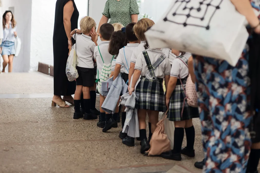Los colegios privados subirán sus cuotas en septiembre en Provincia y CABA, mientras AIEPA advierte por las dificultades económicas.