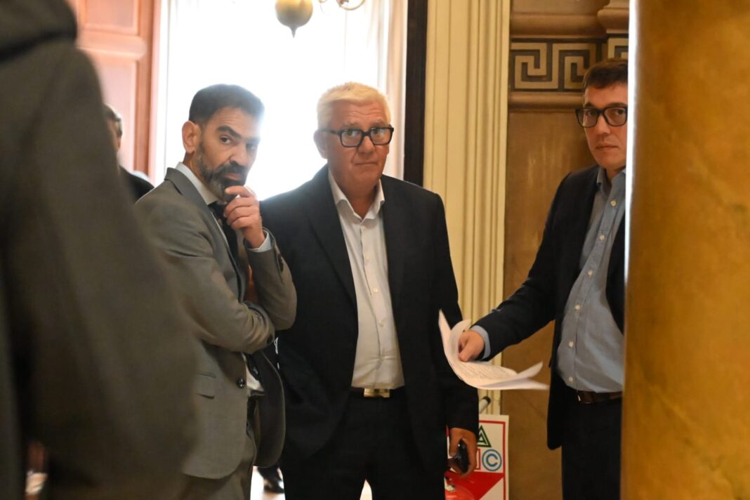 Como en las dos sesiones anteriores, el bloque de Fuerza Patria tiene que definir si autorizará el cambio de autoridades en la bancada de La Libertad Avanza.