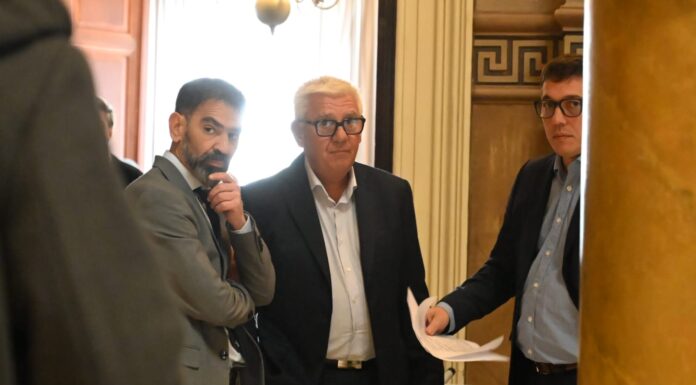 El peronismo evalúa autorizarle a LLA el enroque de la presidencia de bloque en Diputados Como en las dos sesiones anteriores, el bloque de Fuerza Patria tiene que definir si autorizará el cambio de autoridades en la bancada de La Libertad Avanza.