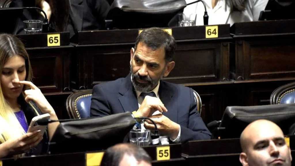 Juan Osaba presiona para quedarse con el liderazgo del bloque libertario en Diputados.