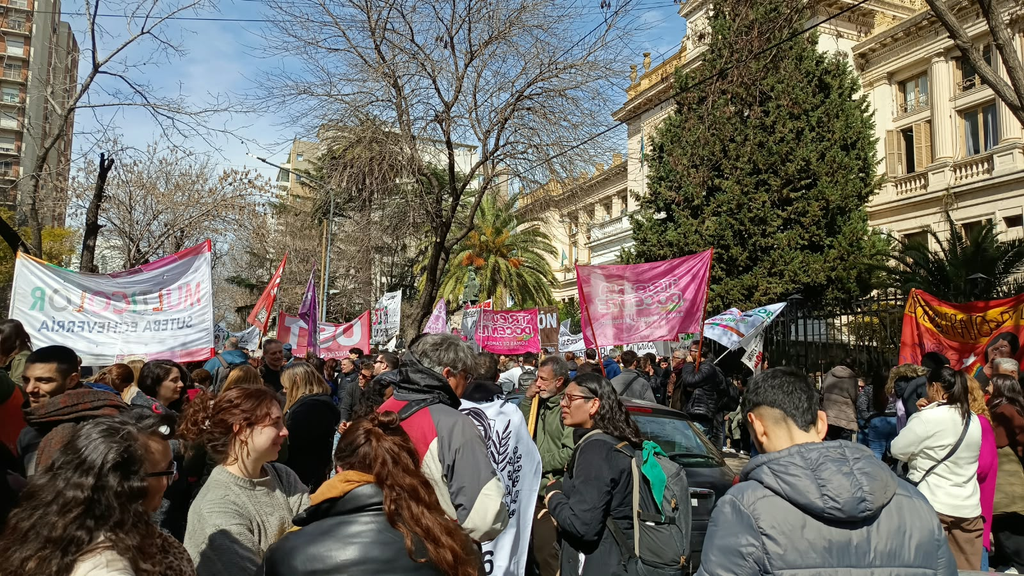 Docentes bonaerenses de SUTEBA Multicolor advierten por los bajos salarios de la comunidad educativa y acusaron al gobernador Axel Kicillof de tener “doble discurso”. 