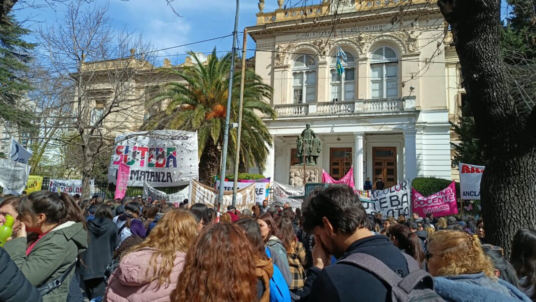 Docentes bonaerenses de SUTEBA Multicolor advierten por los bajos salarios de la comunidad educativa y advierten que el gobernador Axel Kicillof “tiene un doble discurso”.