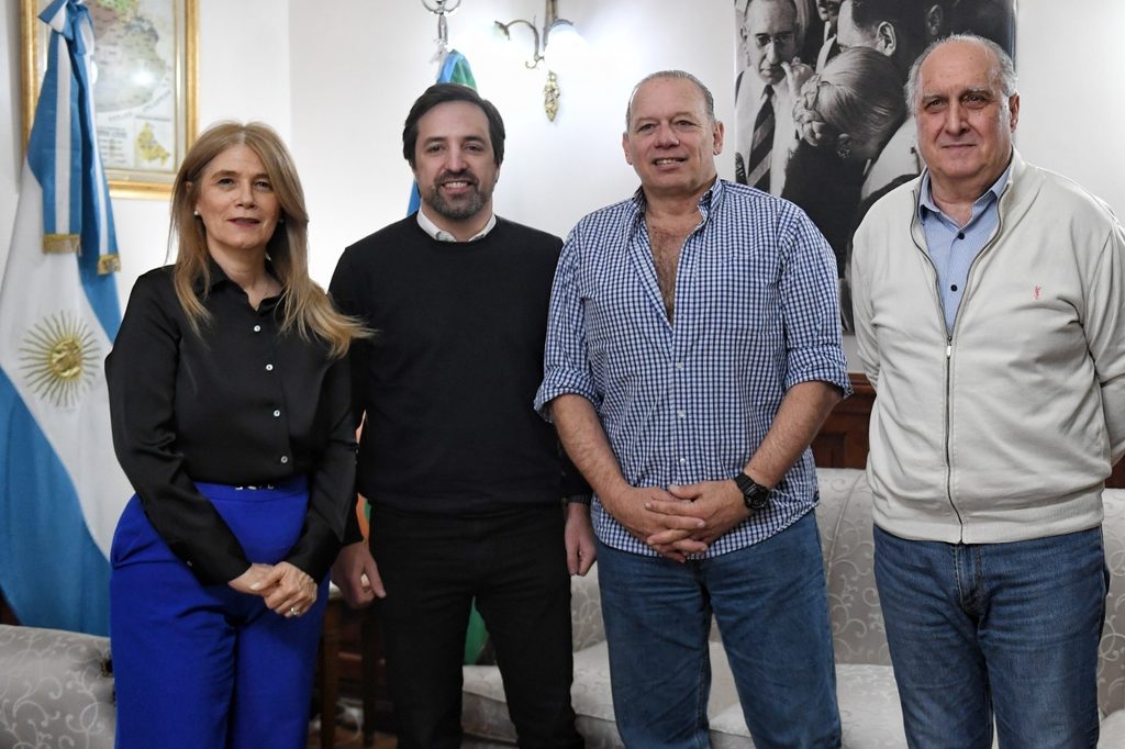 Nicolás Kreplak junto a la vicegobernadora Verónica Magario, al titular del bloque, Sergio Berni, y al presidente de la comisión, Pedro Borgini.